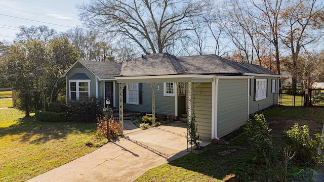 view of front of property featuring a front lawn