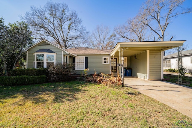 view of front of property featuring a carport and a front yard