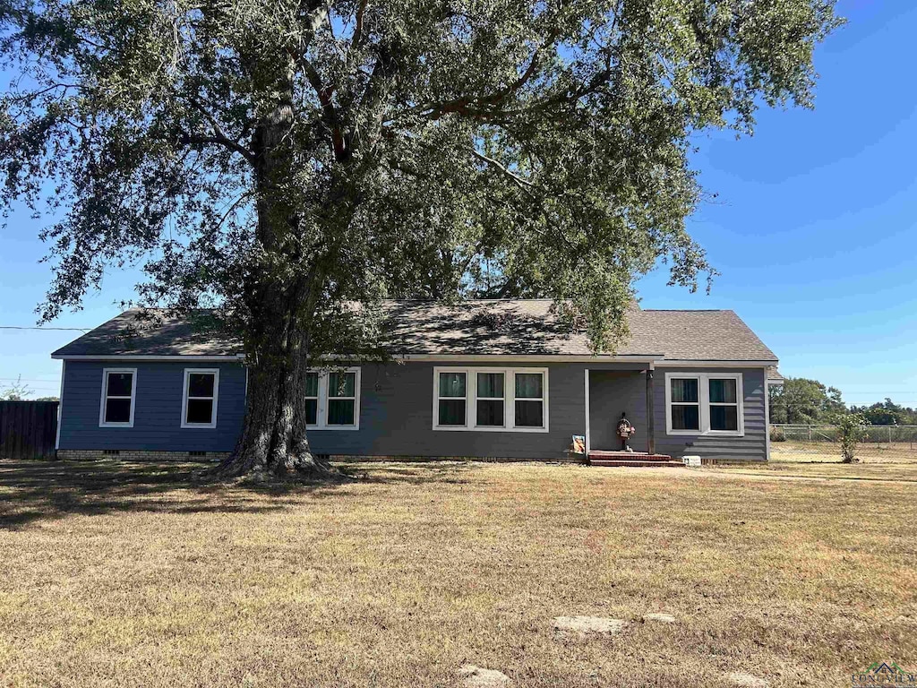 single story home featuring a front yard