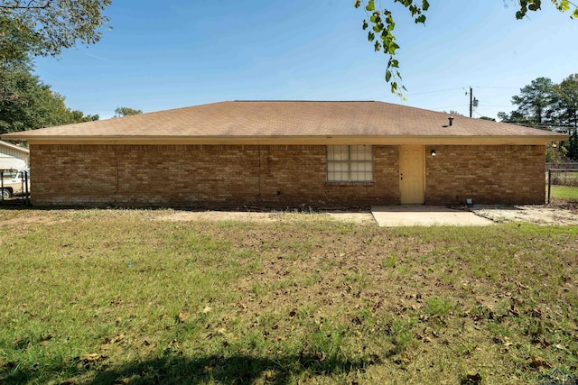 back of house featuring a yard