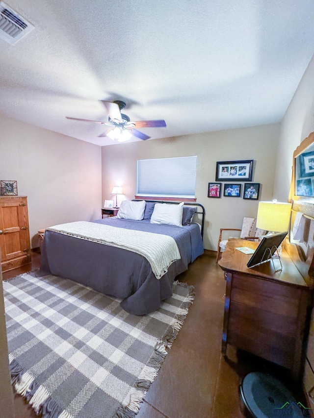 bedroom featuring ceiling fan and a textured ceiling