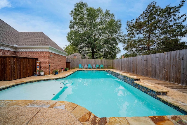 view of swimming pool