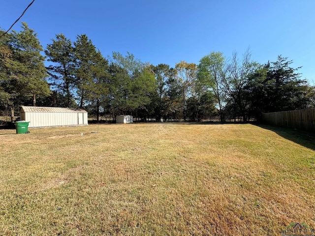 view of yard featuring a storage shed