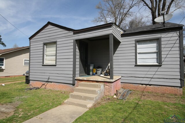 view of front of property with a front lawn