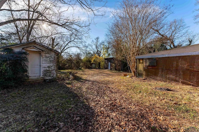 view of yard featuring an outbuilding