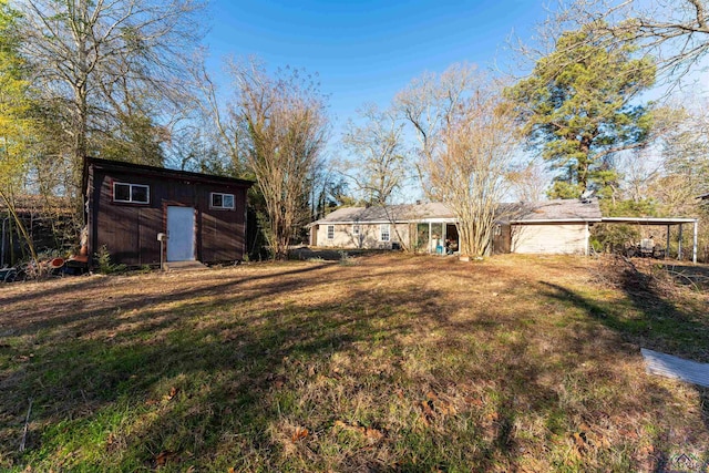 view of yard with an outbuilding and a carport