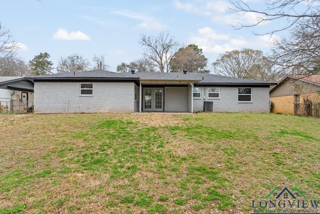 back of house featuring a lawn