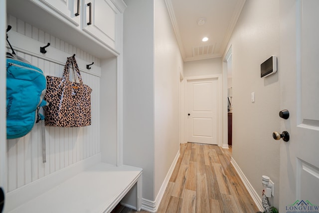 mudroom featuring visible vents, baseboards, ornamental molding, recessed lighting, and light wood-style floors