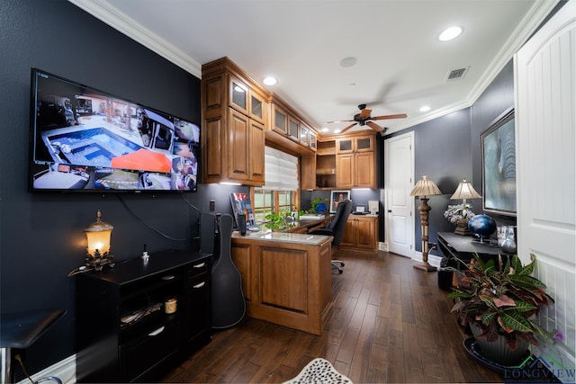 home office featuring dark wood-style floors, recessed lighting, visible vents, ornamental molding, and ceiling fan