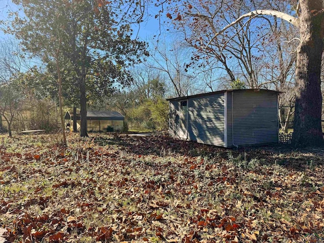 view of yard featuring a shed