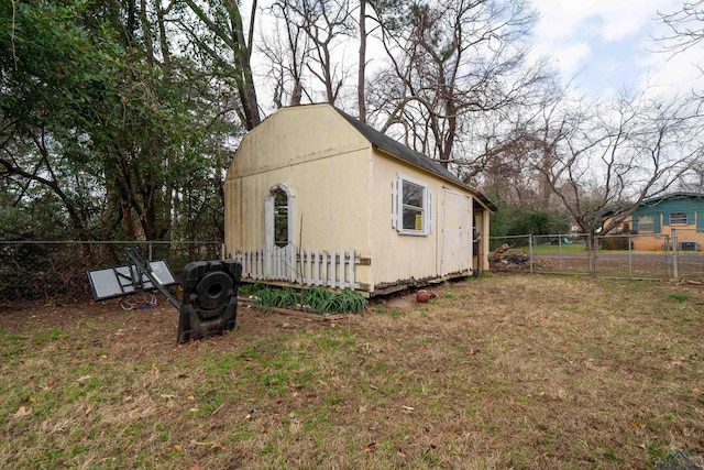 view of side of property featuring a lawn