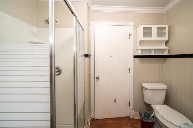 bathroom featuring walk in shower, crown molding, and toilet