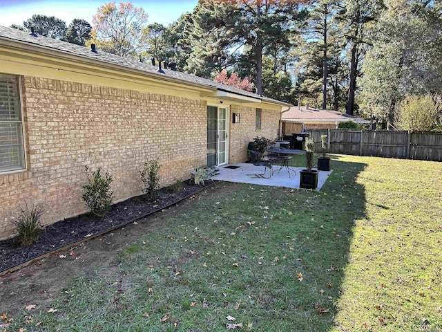 view of yard featuring a patio