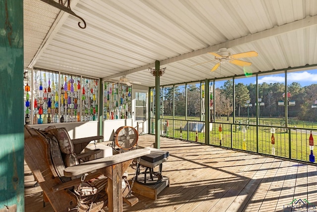 sunroom with ceiling fan