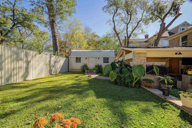 view of yard with an outbuilding