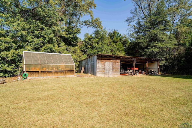 view of yard featuring an outbuilding