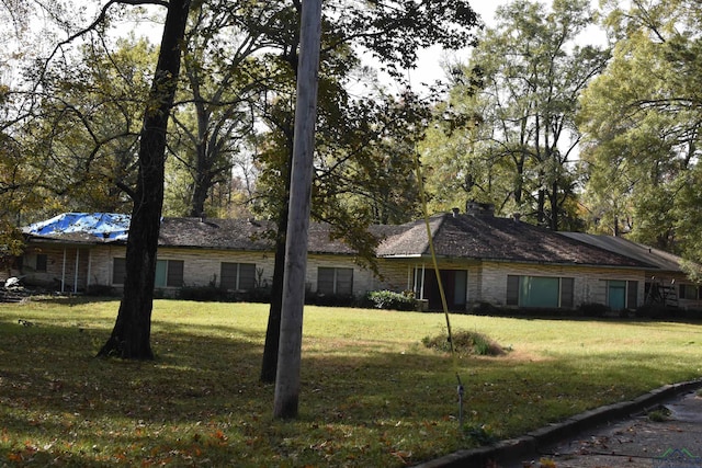 single story home with a front lawn