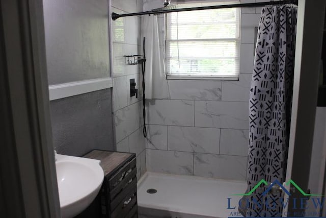 1212 N Edwards St, Gladewater, TX 75647 - full bath featuring a tile shower and vanity
