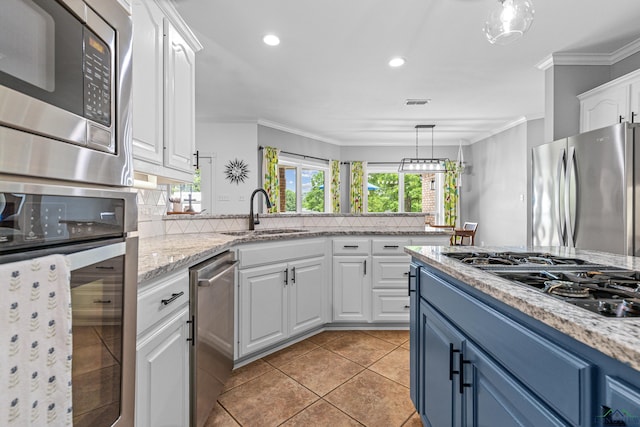 215 Sugar Creek Ln, Longview, TX 75605 - kitchen with stainless steel appliances, a sink, backsplash, white cabinets, and recessed lighting