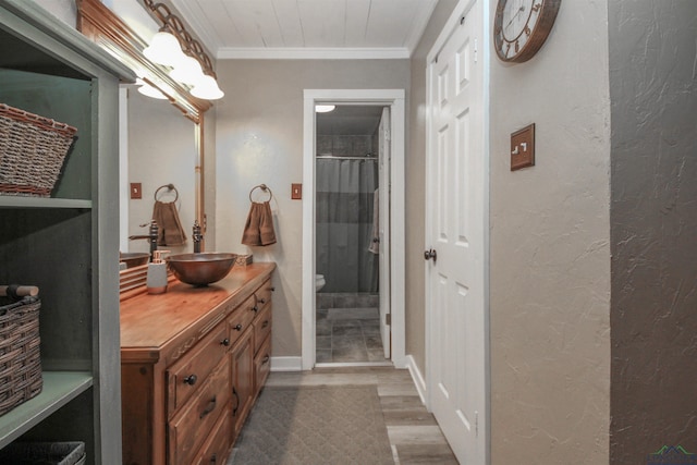 full bathroom featuring crown molding, vanity, toilet, a shower with shower curtain, and wood finished floors