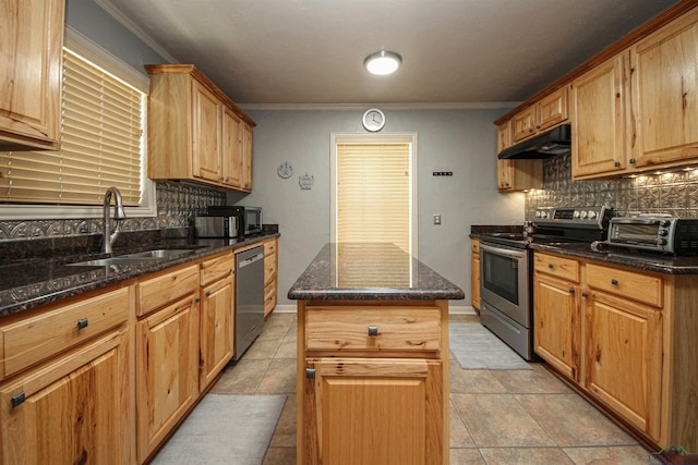 kitchen featuring appliances with stainless steel finishes, a sink, under cabinet range hood, tasteful backsplash, and a center island