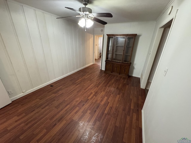 empty room featuring dark hardwood / wood-style floors and ceiling fan