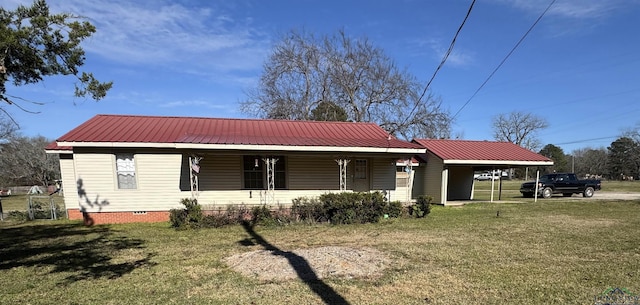 view of front of property featuring a front yard and a carport