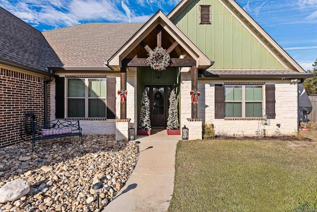 view of front facade featuring a front lawn