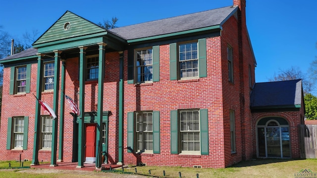 view of front facade with a front lawn