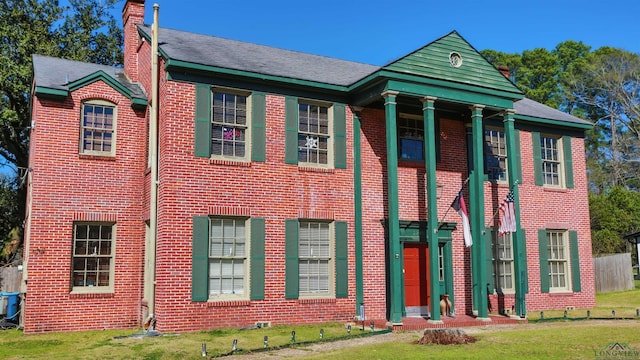 view of front of house with a front lawn