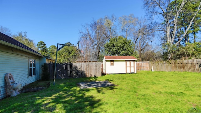 view of yard with a storage unit