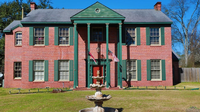 view of front facade with a front lawn