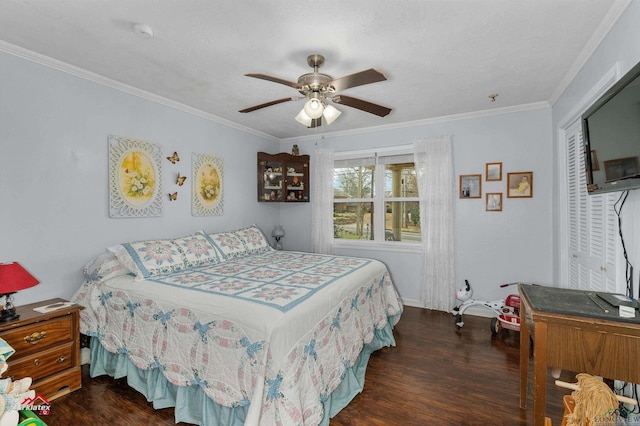 bedroom with dark wood-type flooring, ceiling fan, ornamental molding, and a closet