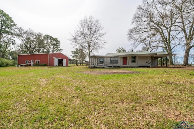 view of yard featuring an outbuilding