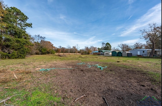 view of yard featuring a rural view