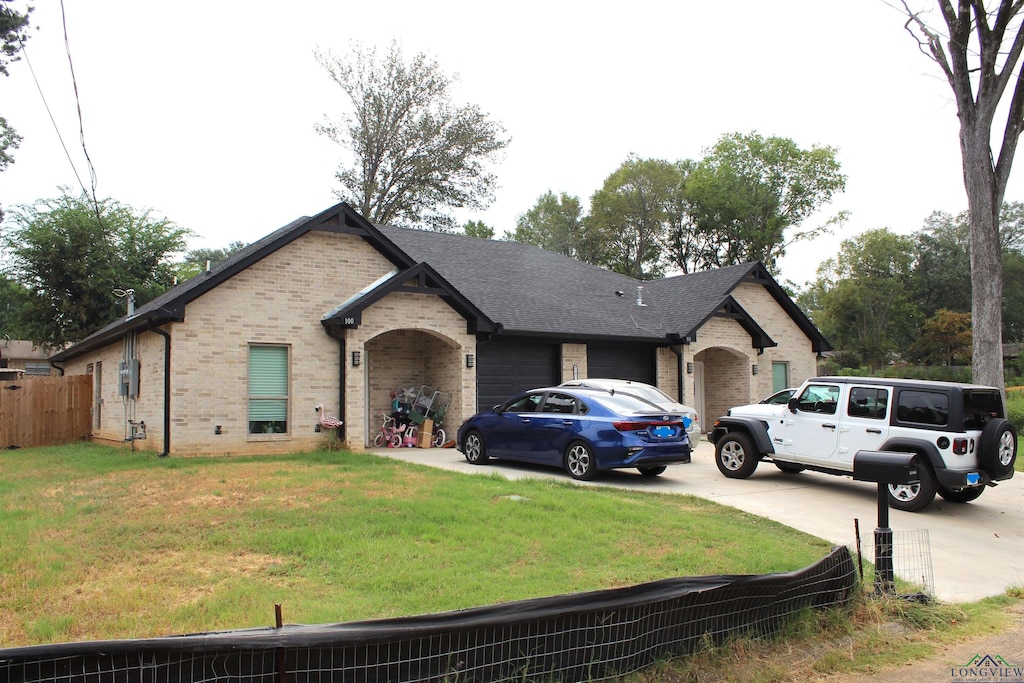 view of front of property with a front yard