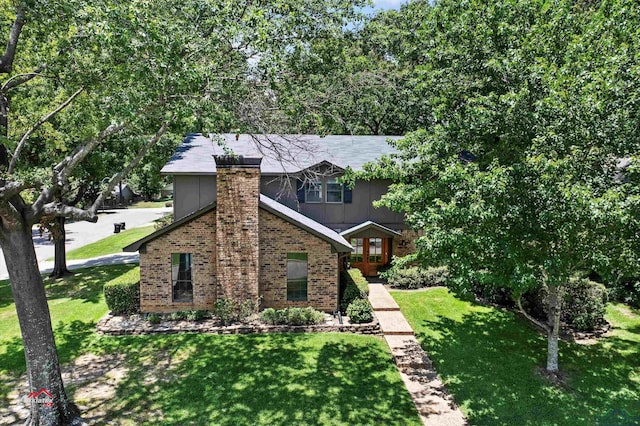 view of front facade with a front lawn