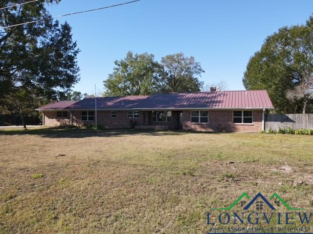 view of front of house featuring a front lawn