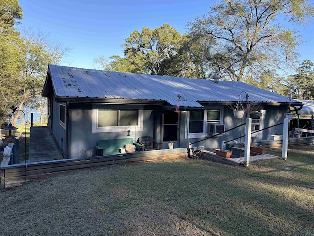 view of front of property with a front yard