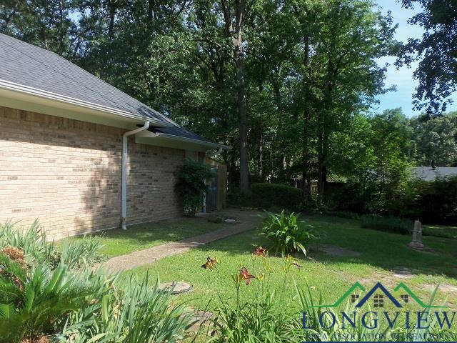 404 Moccasin Trl, Kilgore, TX 75662 - view of grassy yard