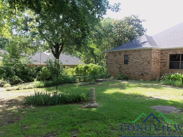404 Moccasin Trl, Kilgore, TX 75662 - view of green lawn