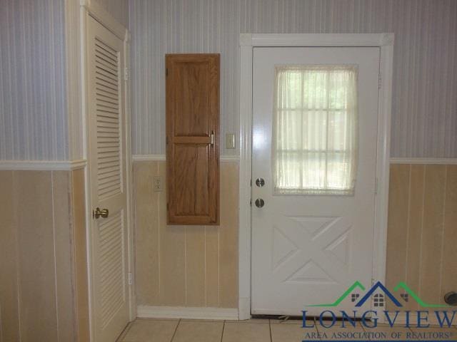 404 Moccasin Trl, Kilgore, TX 75662 - entryway featuring wallpapered walls, light tile patterned floors, and baseboards