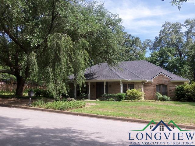 404 Moccasin Trl, Kilgore, TX 75662 - view of front facade featuring a front yard