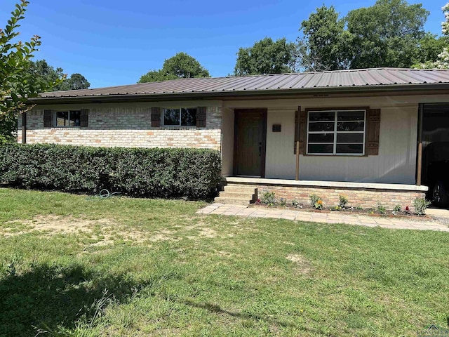 218 Lockhart St, Pittsburg, TX 75686 - ranch-style house featuring a front lawn, metal roof, and a porch