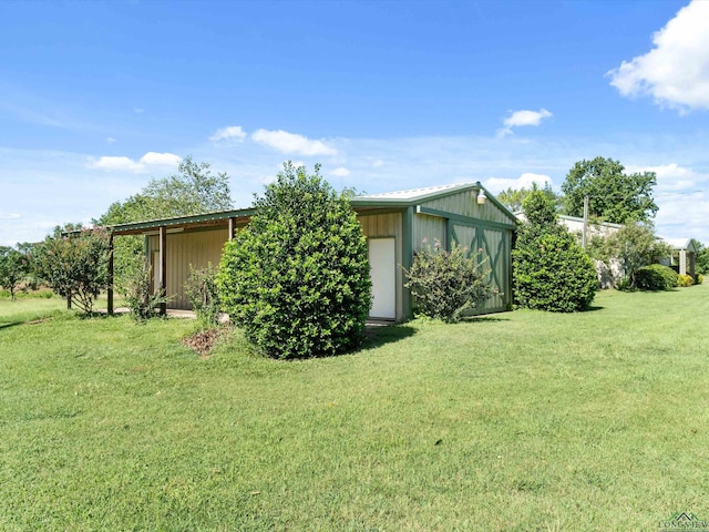 view of yard featuring an outdoor structure