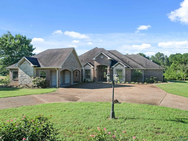 view of front of property featuring a front yard and a garage