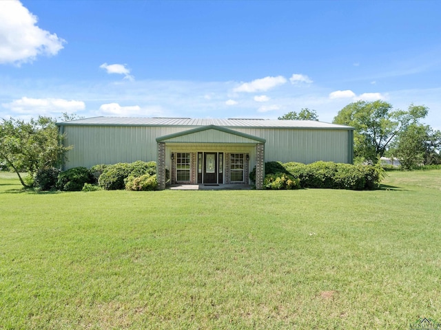 view of front of property featuring a front yard