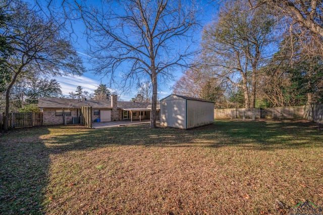 view of yard with a shed