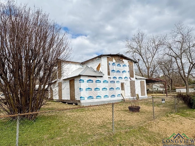 view of front facade featuring a front lawn and fence