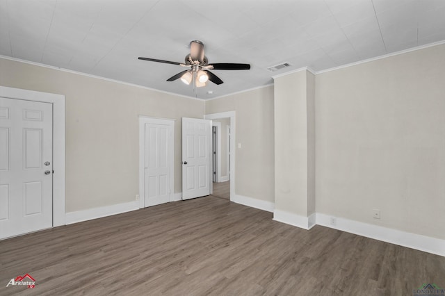 unfurnished room featuring dark hardwood / wood-style flooring, ceiling fan, and crown molding